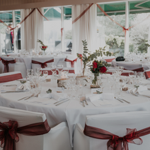 Last inn bildet i Galleri-visningsprogrammet, Pakketilbud; Stoltrekk med armlene, sløyfebånd, stoffservietter og duker kr 100 pr person
