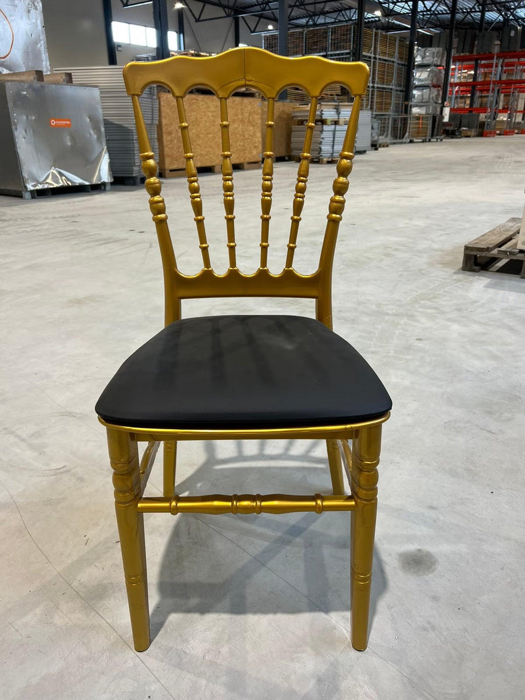 Tiffany gullstol med svart pute / chiavari stol
