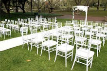 Last inn bildet i Galleri-visningsprogrammet, Tiffany hvite stoler med hvit pute
