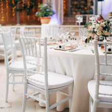 Last inn bildet i Galleri-visningsprogrammet, Tiffany hvite stoler med hvit pute
